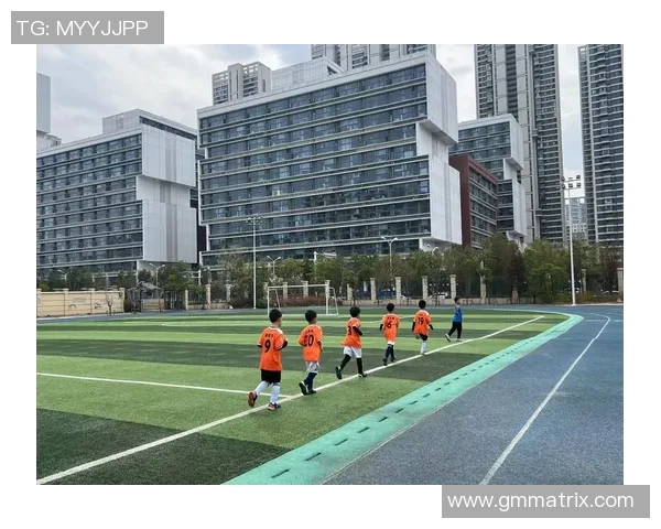 足球基础教学之路：培养青少年全面技能与团队意识的有效方法与策略